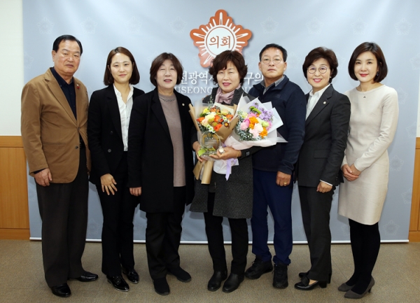 대전 유성구의회가 모범 주민을 표창했다.