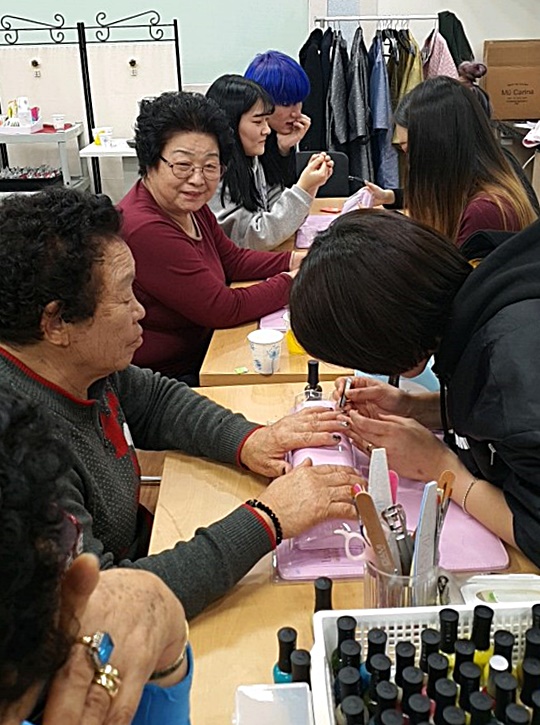 2일 충남도립대학교에서 개최한 노인돌봄 분야 ‘전공융합 페스티벌’에 참여한 청양군 노인회 어르신들이 미용 서비스를 받고 있다.