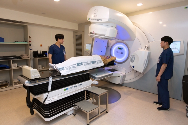 순천향대학교 부속 천안병원 방사선암치료센터는 최근 최첨단 방사선암치료기인 버사(Versa)HD의 치료건수가 2만 건을 넘었다고 4일 밝혔다.