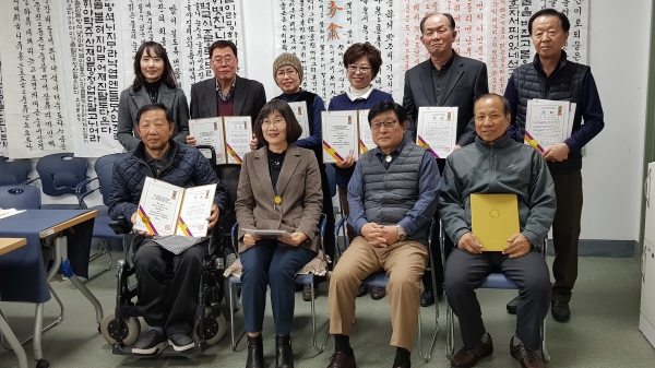 지난 4일 노은2동 행정복지센터에서 제42회 한국문화미술대전 수상자들이 기념촬영을 하고 있다.
