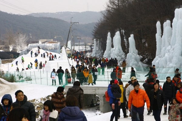 칠갑산 얼음분수축제가 오는21일부터 58일간 청양군 정산면 천장리 알프스마을에서 펼쳐진다.