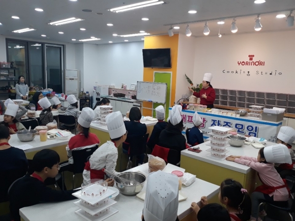 7일 드림스타트 요리봉사단(해피맘) 회원과 자녀들이 함께 요리노리연구소에서 취약계층 가정에 전달할 케이크를 만들고 있다.