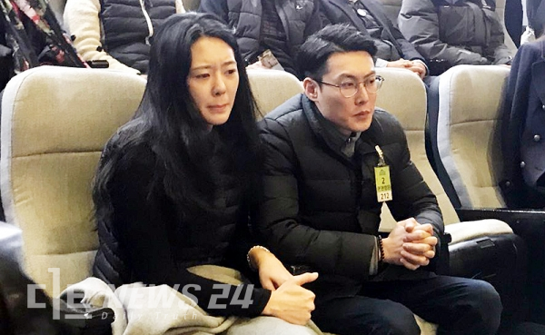 고(故)김민식 군 부모가 10일 국회 본회의장 방청석에 앉아 아들 이름을 딴 '민식이법' 통과 과정을 지켜보고 있다.
