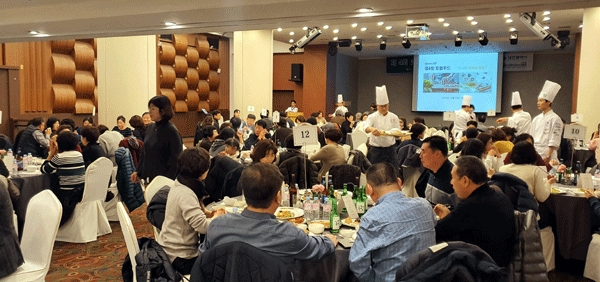한국조리사협회 대전시지회는 9일 오후7시 유성호텔 그랜드볼륨에서 복지사각지대 시민 자선기금마련을 위한 ‘제4회 로컬푸드 한식세계화 축제’ 디너쇼를 열었다.