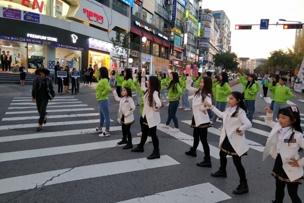 대전시가 지난달 8일 서구 둔산동 일원에서 진행한 ‘먼저가슈’ 교통문화 거리 캠페인 모습. 자료사진