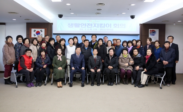대전 서구(구청장 장종태)는 12일 구청 장태산실에서 생활안전지킴이 68명과 적극 민생행정 강화를 위해 회의를 개최했다.