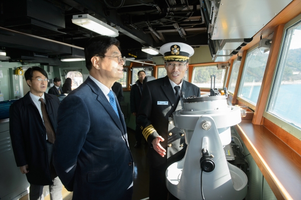 12일 세종시가  경남 진해항에서 우리나라 최초의 이지스구축함인 대한민국 해군 세종대왕함(함장 대령 장훈)과 자매의 연을 맺었다.