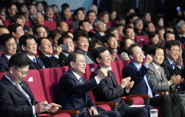 문재인 대통령이 13일 전북 전주 한국 농수산대학교에서 열린 '농정틀 전환을 위한 2019 타운홀미팅 보고대회'에 참석하고 있는 모습. 청와대 제공