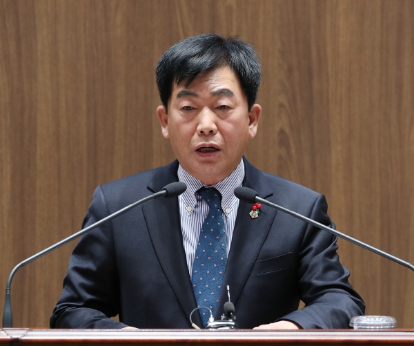충남도의회 김석곤 의원은 16일 제316회 정례회 4차 본회의에서 "금산인삼세계엑스포 정례화"를 촉구하고 있다.