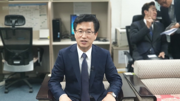 허태정 대전시장이 17일 오후 시청 기자실에서 대전시티즌 기업구단화를 위한 한화금융그룹과 협상과정에 대해 설명하고 있다.