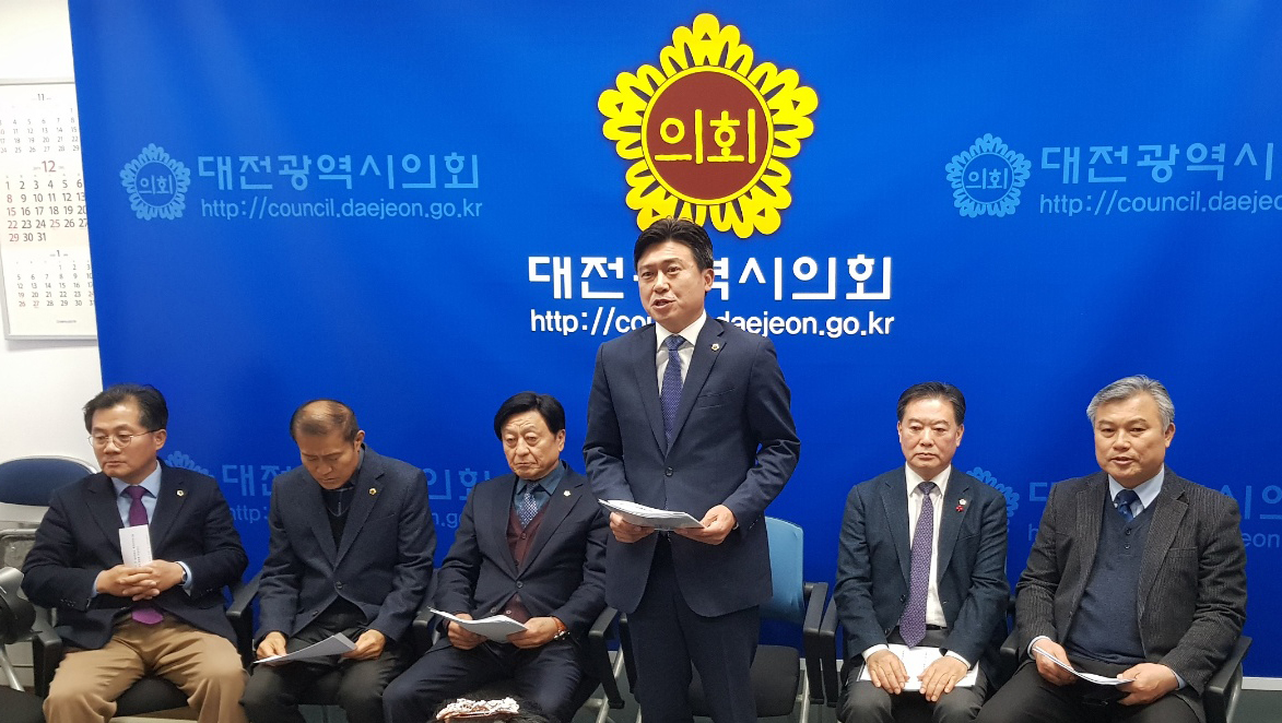 김종천 대전시의회 의장(가운데)이 18일 오전 시의회기자실에서 결산기자회견을 열고 올해 의정활동에 대해 자평하고 있다.