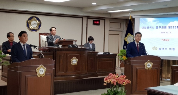 대전 중구의회에서 박용갑 중구청장의 사퇴를 촉구하는 발언이 나왔다. 사진은 박 청장(왼쪽)과 김연수 의원(오른쪽)이 구정질문과 답변을 하는 모습.