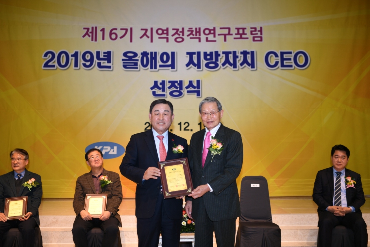 황선봉 예산군수가 (사)한국공공자치연구원이 주최하는 '2019년 올해의 지방자치 CEO'에 선정됐다.