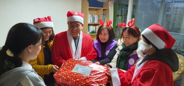 지난 23일 박귀수 노은3동장과 지역사회보장협의체 위원들이 관내 저소득층 가정을 방문해 안부를 묻고 선물을 전달하고 있다.