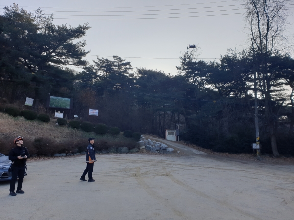 27일 당진소방서 소방드론 활용 유기견 포획 장면