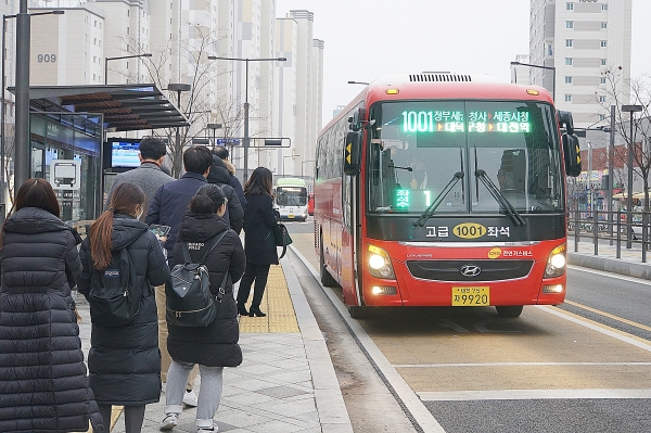 출·퇴근시간대 세종시 소담동 한 간선급행버스체계(BRT) 전용차로 정류장에서 승객들이 버스를 타고 있다. 일부는 승객들이 많아 승차를 못하는 경우도 있을 정도로 붐빈다.