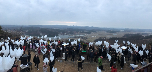 서천군 문산면은 1일 천방산 천방루에서 열린 제12회 천방산 해돋이 행사에 500여 명이 참여해 새해 소원을 빌었다.