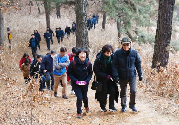 지난 4일 현충원에서 개최된 신년산행에서 유성구 간부공무원들이 새해 각오를 다지는 산행을 하고 있다.