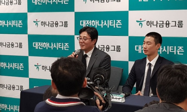 황선홍 대전하나시티즌 감독이 4일 이지솔 선수와 함께 기자회견을 하고 있다.