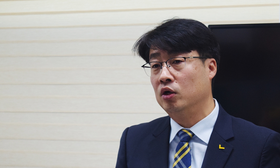 김윤기 정의당 대전시당위원장이 9일 대전시의회 기자실에서 21대 총선 유성을 지역구 출마를 공식 선언하고 있다.