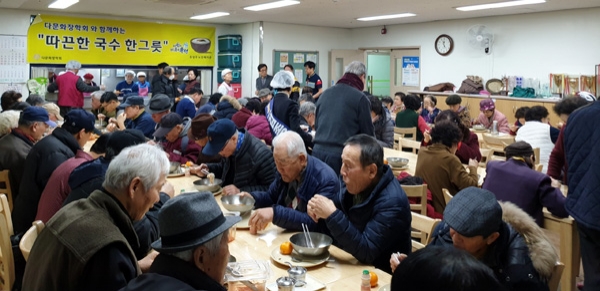 다문화장학회 유성구지회는 8일 오전 11시 30부터 대전 유성구노인복지관에서 유성구 거주 어르신 500여 명에게 무료급식 봉사활동과 문화공연을 펼쳤다.