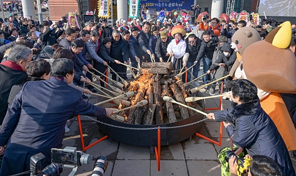 중부권 대표 겨울축제로 자리 잡은‘2020 겨울공주 군밤축제’가 10일 공주시 웅진동 고마에서 개막식을 시작으로 3일간 펼쳐진다.