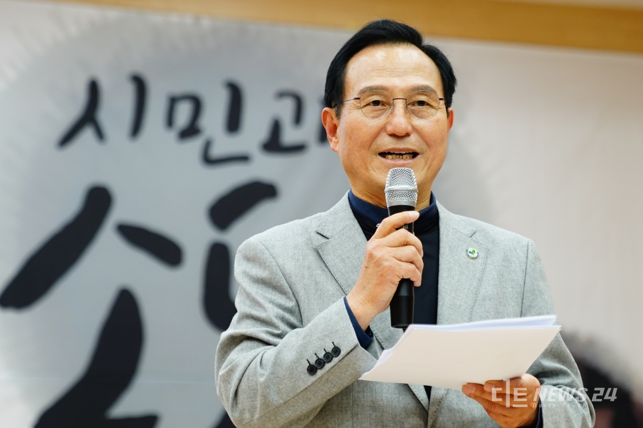박상돈 자유한국당 천안시장 예비후보가 11일 나사렛대 경건관에서 북콘서트를 열고 인사말을 하고 있다.