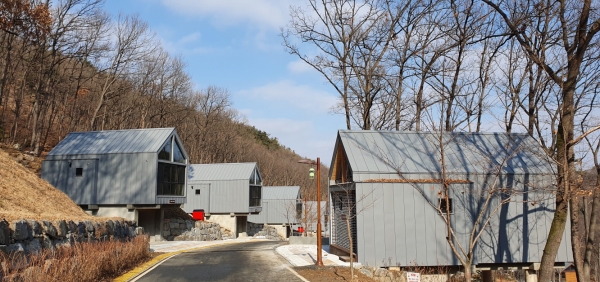 공주시가 공주산림휴양마을 내 숲속의 집 7동 증축을 완료하고 2월 정상운영을 목표로 시범운영에 들어갔다.