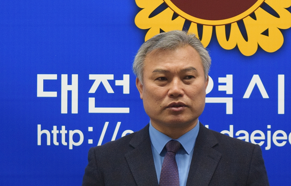 15일 대전시의회 기자실에서 총선출마 포기 의사를 밝히고 있는 정기현 대전시의원(유성3, 민주).