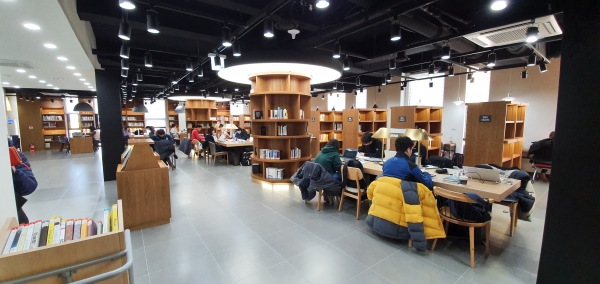 원신흥도서관 2층 종합자료실