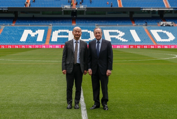 한국타이어가 ‘레알 마드리드’ 마케팅 파트너십을 2022-2023 시즌까지 연장키로 협의했다. (왼쪽부터) 한국타이어 구주본부장 이상훈 전무, 레알 마드리드 회장 플로렌티노 페레즈 (Florentino Pérez). 한국타이어 제공
