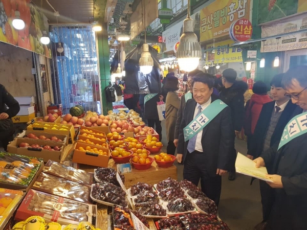 김학도 중소벤처기업부 차관이 21일 대전 서구소재 도마큰시장을 방문해 전통시장 이용 캠페인 등을 전개했다.