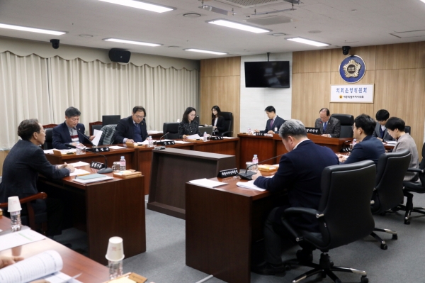 20일 세종시의회 의회운영위원회가 제2차 회의에서 의원 연구모임 3건을 승인하고 의회사무처 소관 2020년도 주요업무 추진계획을 청취했다.