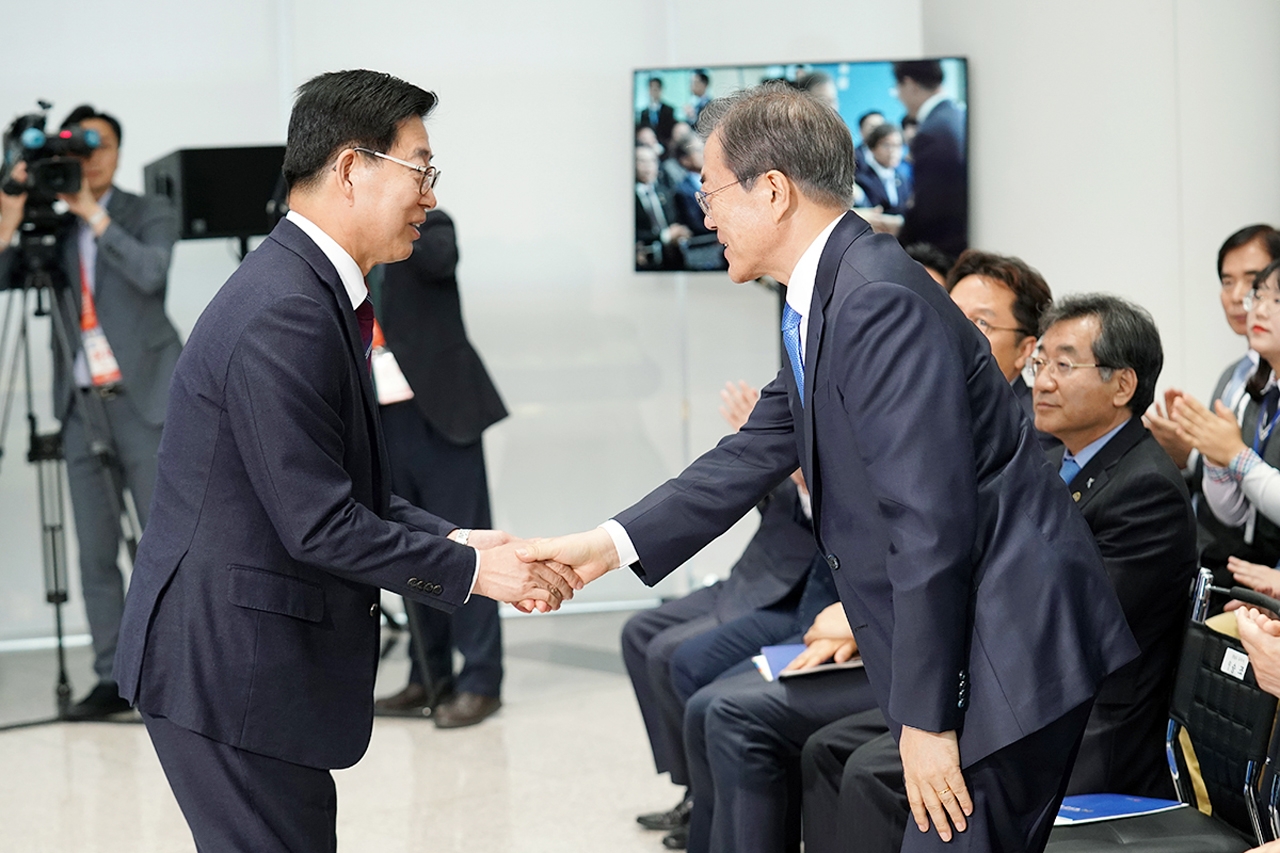 지난해 10월 충남도청을 방문한 문재인 대통령이 양승조 지사와 악수를 나누고 있는 모습. 청와대 제공