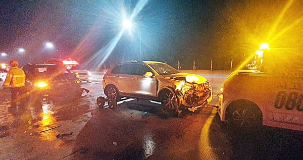 25일 밤 9시 50분께 세종시 금남면 영곡리 대전 당진 간 고속도로 당진 방향(80.8km)에서 차량 4대가 추돌해 6명이 다쳤다.