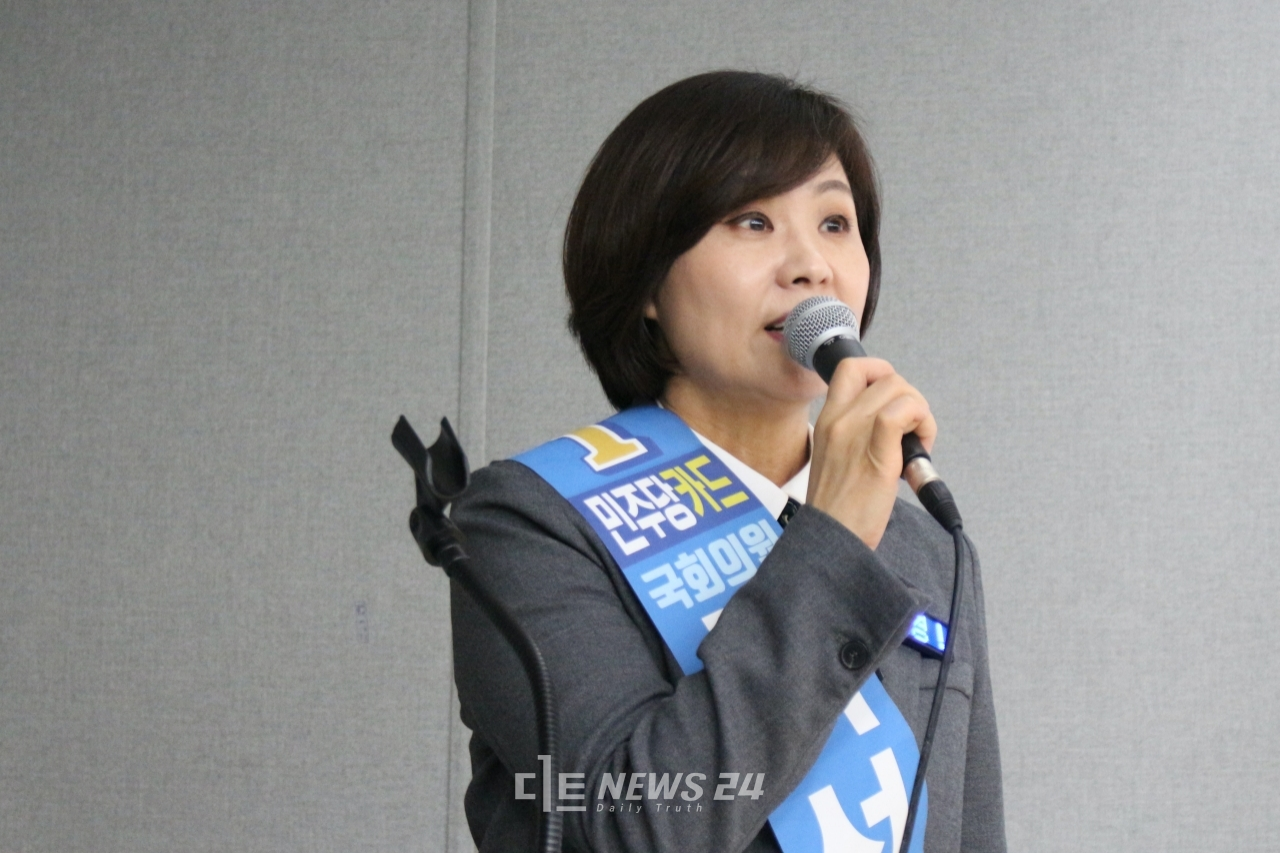 최선경(50) 더불어민주당 홍성·예산 국회의원 예비후보가 28일 도청 프레스센터서 기자회견을 열고 있다.