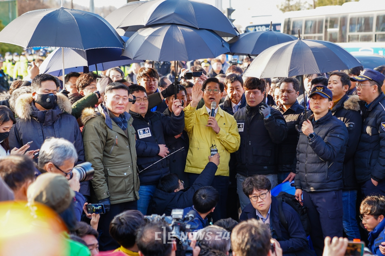 양승조 충남지사가 30일 아산 경찰인재개발원 입구에서 주민들과 만나 대화를 하고 있다.