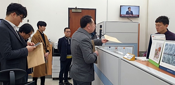 31일 자유한국당 세종시당 당원들이 중앙당에 방문해 황교안대표의 세종시 출마를 요구하는 서류를 접수시키고 있다.