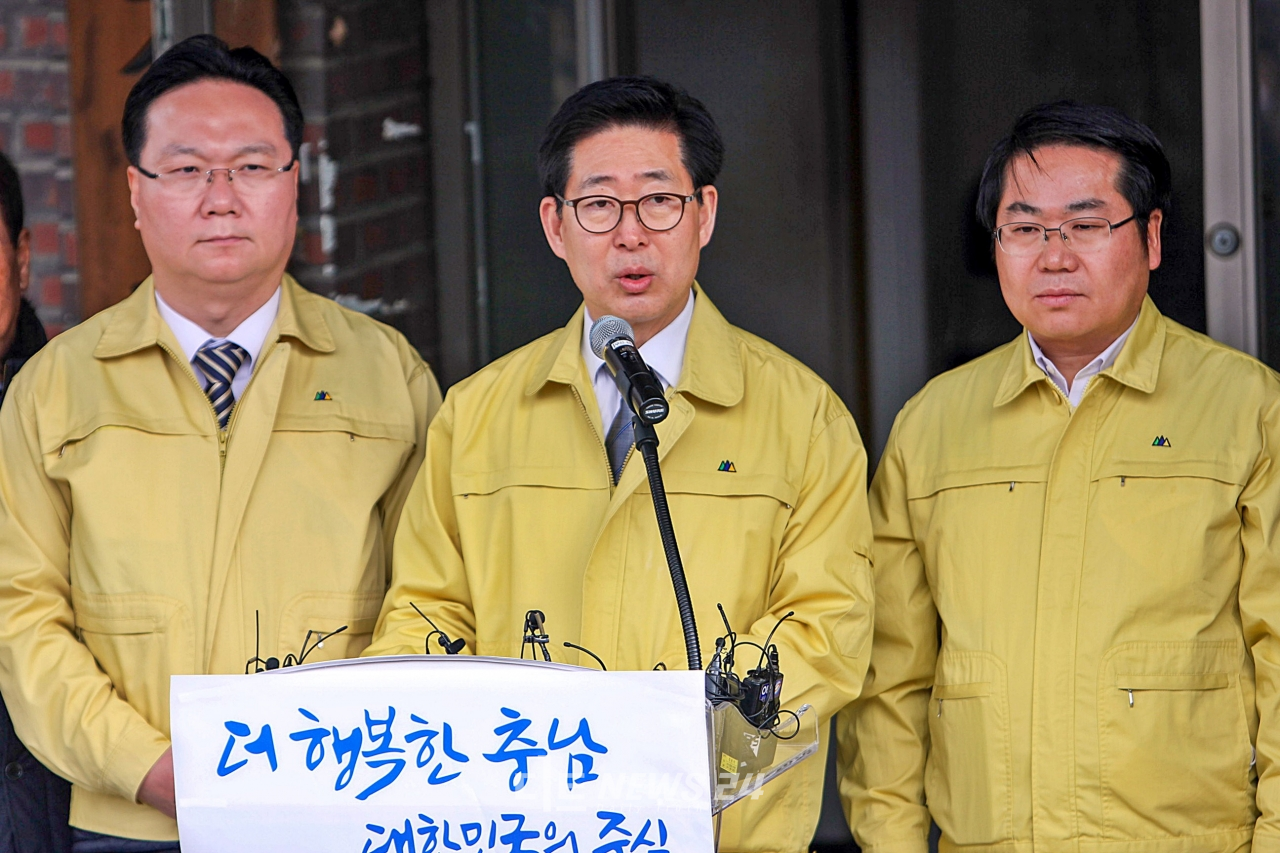 양승조 충남지사(가운데)가 31일 오후 아산시 초사2통 마을회관에서 기자회견을 갖고 있다.