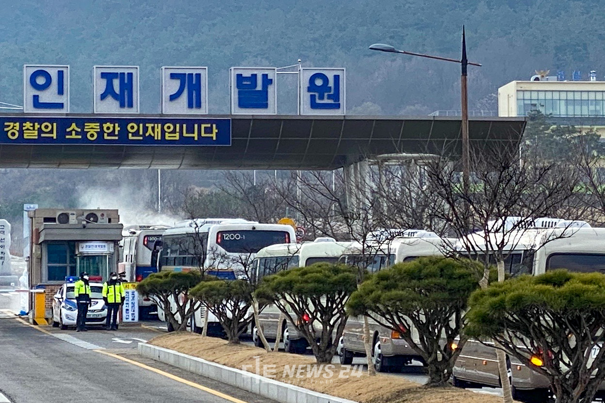 31일 중국 우한교민 200명을 태운 차량들이 아산 경찰인재교육원을 통과하고 있다.