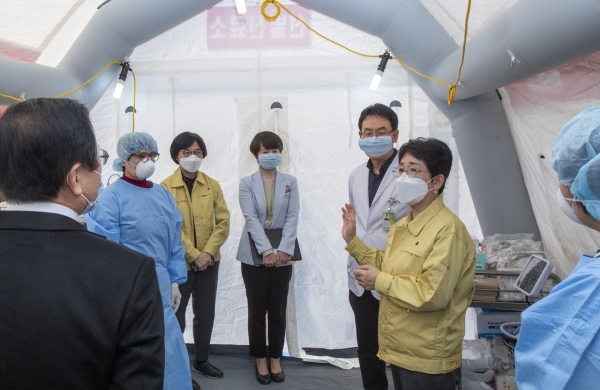 지난 1일 대전보훈병원의 선별진료소를 찾아 대응상황을 살펴보고 있는 박정현 대덕구청장(오른쪽)