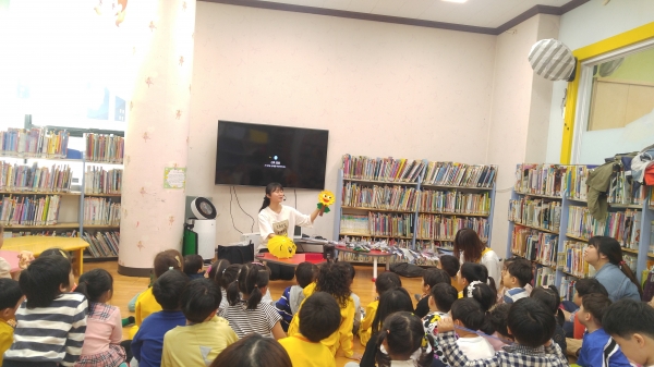 안산도서관 어린이 독서문화프로그램 동화공작소 진행 모습