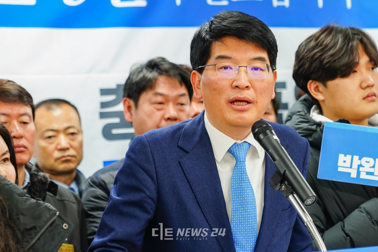 박완주 더불어민주당 천안을 국회의원이 3일 천안시청 브리핑실에서 출마 기자회견을 갖고 있다.