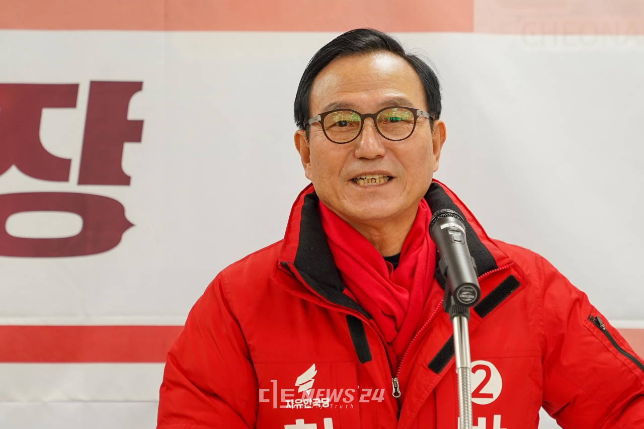 박상돈 자유한국당 천안시장 예비후보가 10일 천안시청 브리핑실에서 공약발표 기자회견을 갖고 있다.
