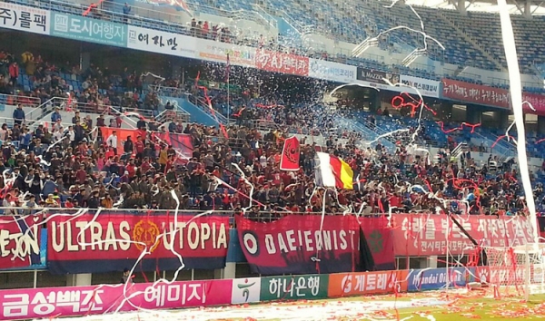 대전시티즌과 함께 이들을 응원했던 팬클럽 모임 퍼플크루와 대저니스타가 해체됐다. 사진은 경기장에서 응원하는 모습.