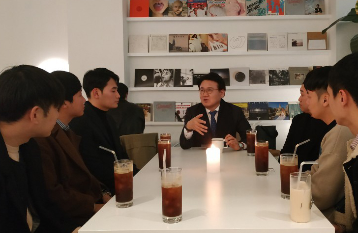 황운하 더불어민주당 대전 중구 국회의원 예비후보가 15일 지역 청년들과 만나 원도심 활성화 방안에 대해 이야기하고 있다.