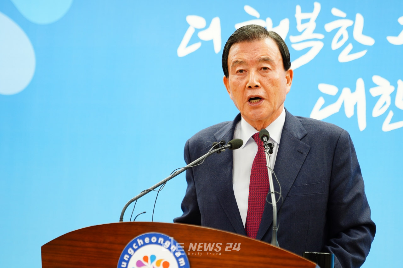 홍문표 자유한국당 국회의원(홍성·예산)이 17일 도청 프레스센터서 기자회견을 열고 있다.