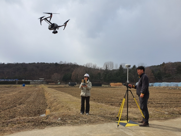 토지정보과 직원들이 어은동 48번지 일원에서 드론(UAV)을 이용해 항공영상을 촬영하고 있다.