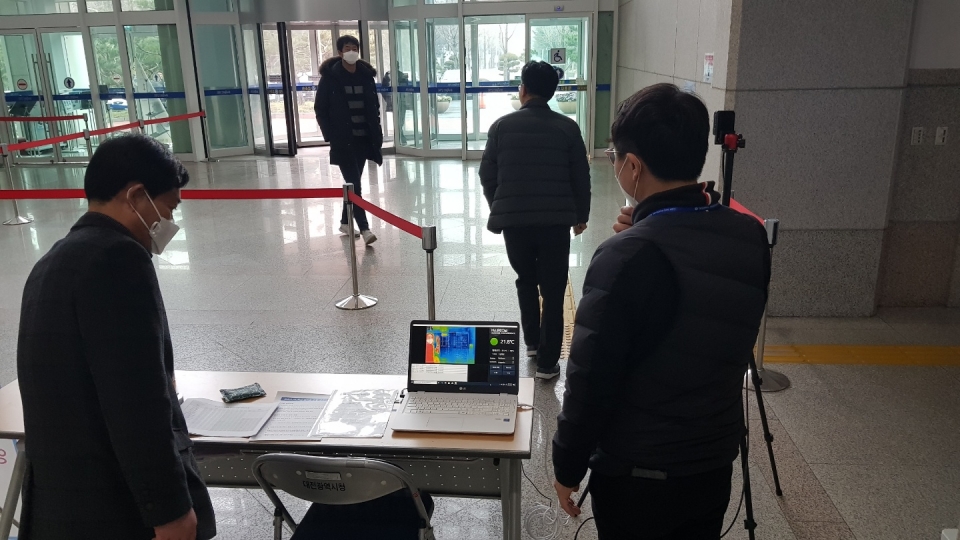 대전시 보건 관계자가 '코로나19' 확산 차단을 위해 시청사 1층 출입구 앞에 열감지카메라를 설치하고 출입자들의 발열상태를 확인하고 있다.