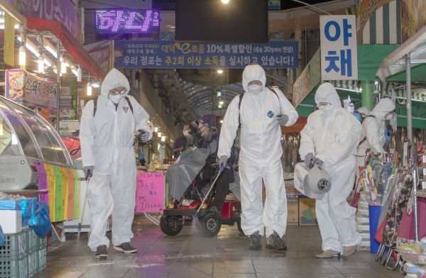 박정현 대덕구청장은 25일 공무원들과 법동 전통시장 내 점포 방역작업을 하고 있다